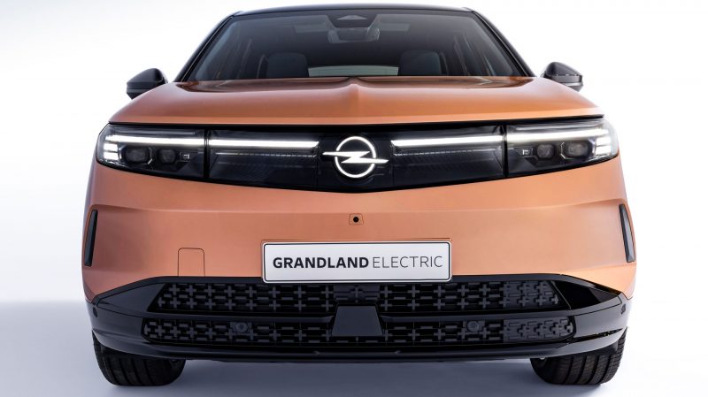 L'Opel Frontera inaugure une calandre ornée d'un logo lumineux.
