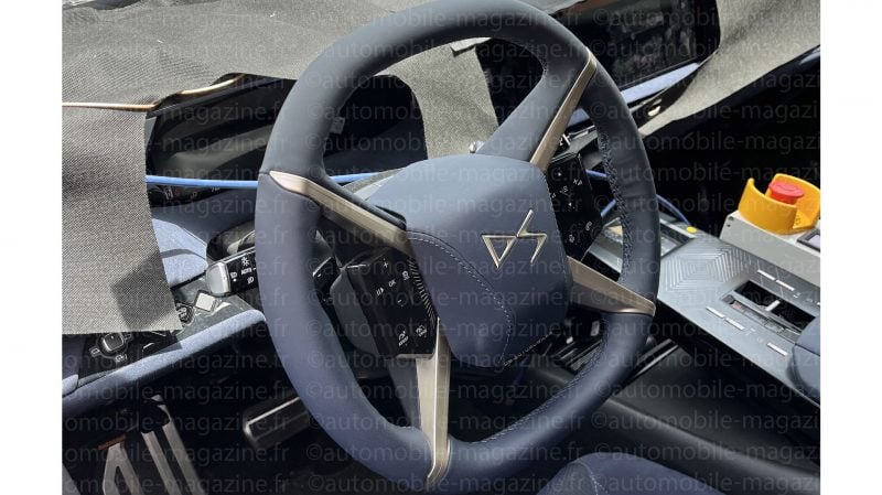 Le volant de la future "DS8" ne manque pas d'originalité.