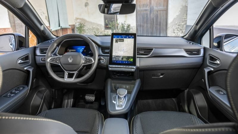 La planche de bord du Renault Symbioz est partagée avec le Captur, ce qui aide à contenir ses tarifs.