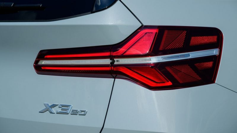 Le nouveau BMW X3 d'entrée de gamme dispose d'un 4-cylindres turbo essence micro-hybride de 208 ch.