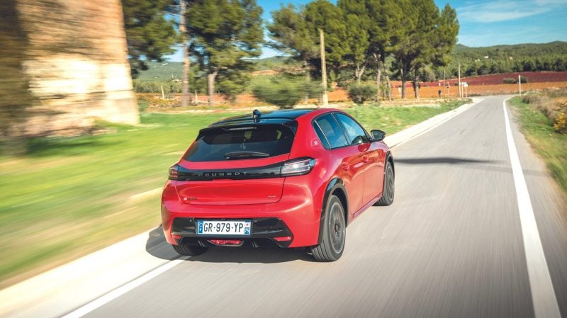 La Peugeot E-208 développe 156 ch.