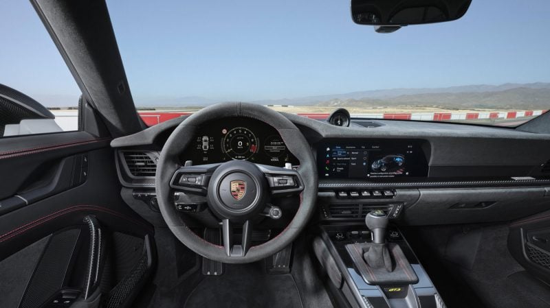 La Porsche 911 GT3 restylée laisse toujours le choix entre une boîte de vitesses manuelle à 6 rapports et la transmission robotisée PDK à 7 rapports.