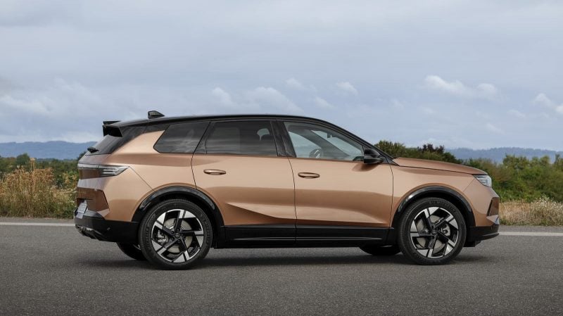 Cette seconde génération d'Opel Granland présente un gabarit supérieur (+10 cm en longueur) à un Peugeot 3008.