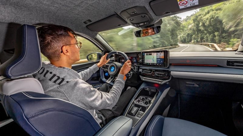 L'Alpine A290 est vive et alerte sur la route.
