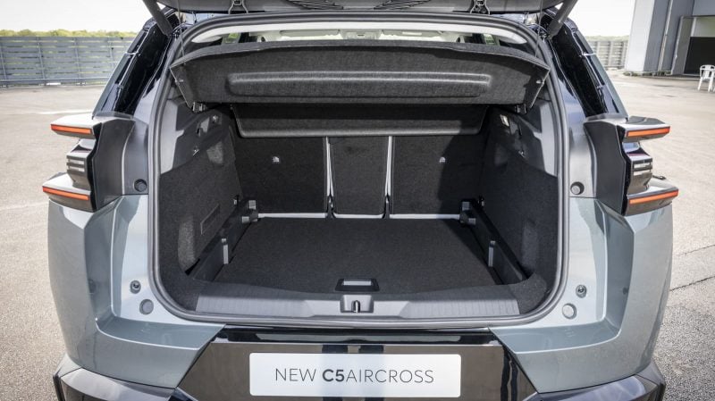 Ce nouveau Citroën C5 Aircross présente un coffre quasimment aussi vaste que celui de l'ancien modèle. Le faux plancher est réglable en hauteur sur deux niveaux.