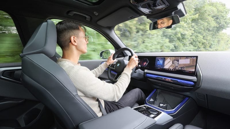 Comme souvent chez BMW, on est très bien installé au volant de ce BMW X3.