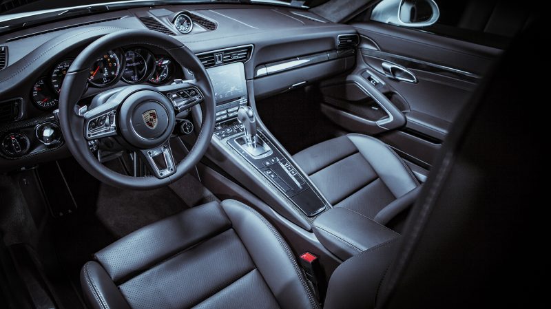Hormis la foultitude d'équipements modernes et l'écran d système d'infotainment, la planche de bord a conservé ses grandes lignes au fil des décennies.