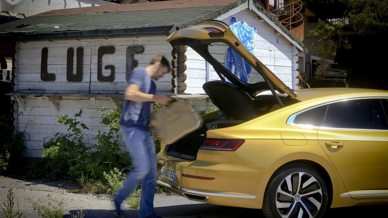 Le hayon rend l'accès au coffre plus facile que sur feue la CC.