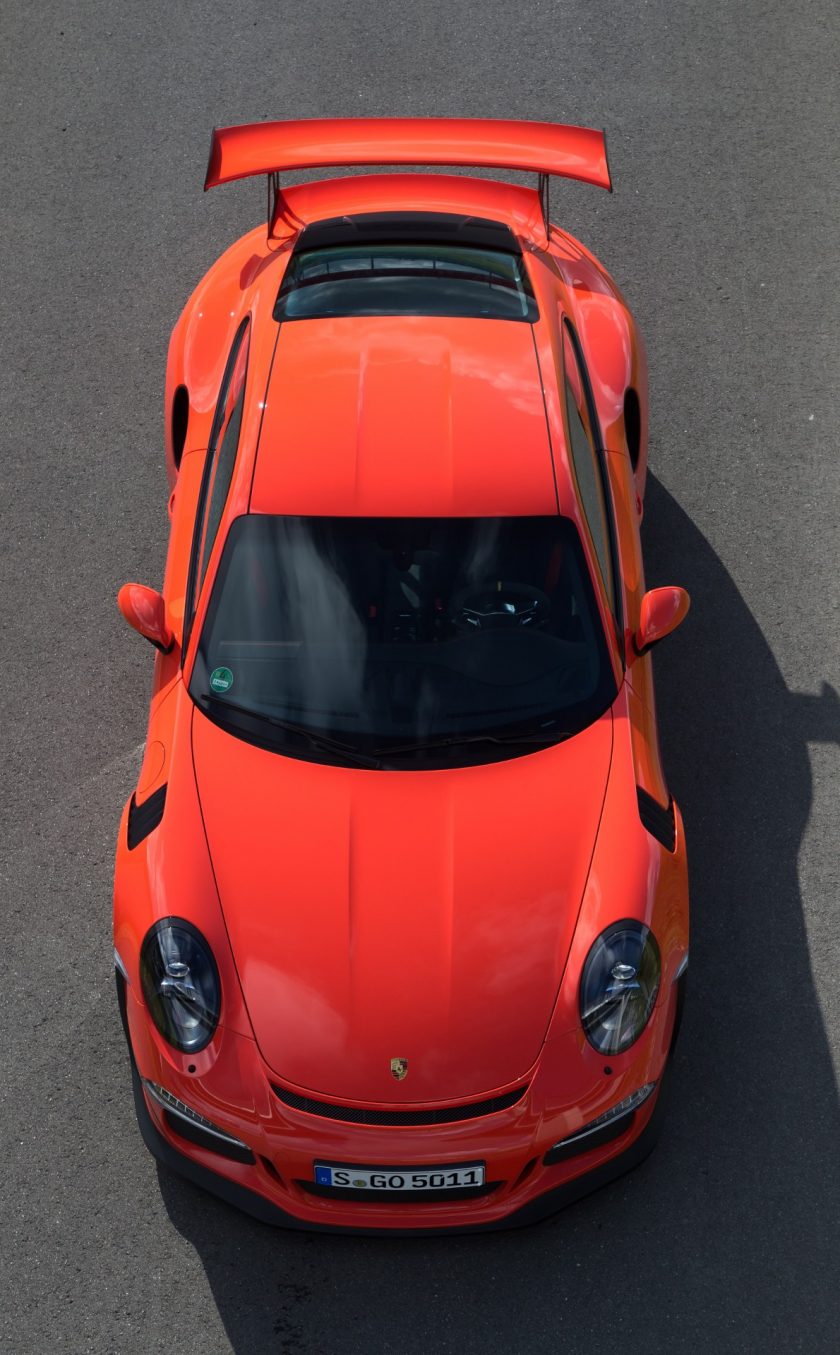 Le toit en magnésium, désormais rainuré, est environ 30 % plus léger que celui en aluminium de la GT3, avec l'avantage d'abaisser le centre de gravité.