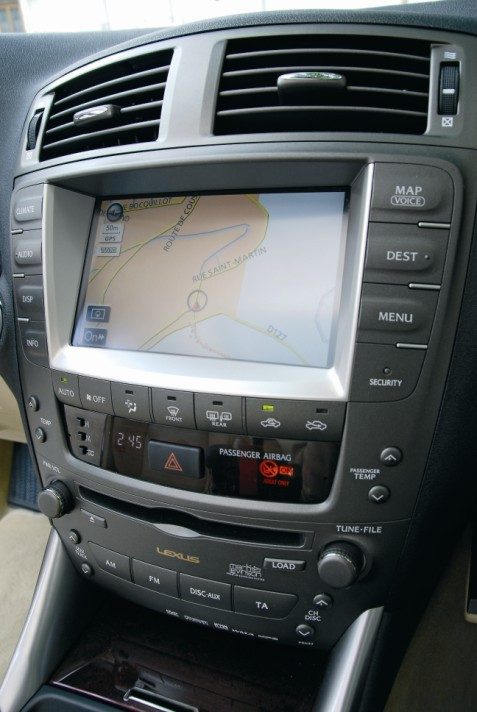 Le GPS de la Lexus dispose d'un écran tactile très pratique et dispense un guidage clair et précis.