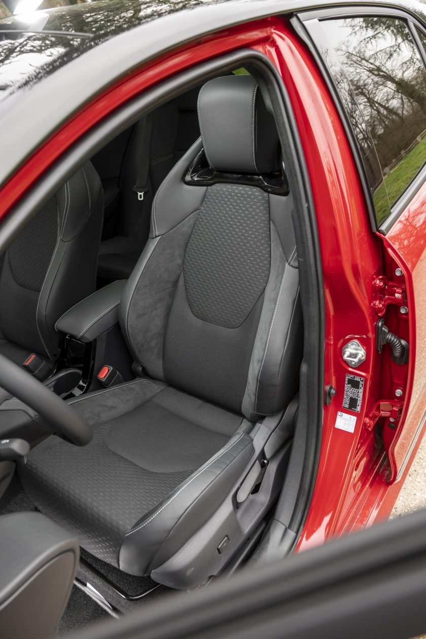 La finition à conotation sportive GR Sport de la Corolla se pare de sièges avant façon baquets. 
