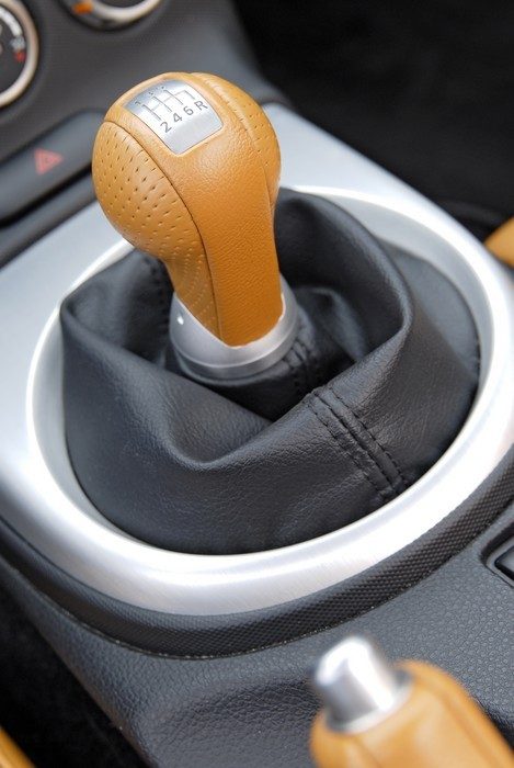 La commande de la boîte Nissan est précise, mais demande une main énergique.