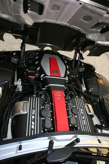 Le capot avant couve le V8 5.5 compressé, un petit bijou placé bas, près de la cellule de survie en carbone, pour optimiser la répartition des masses.