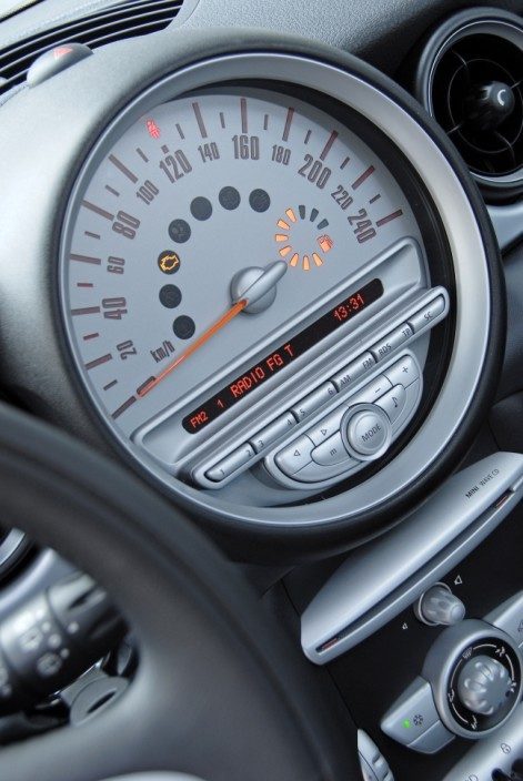 On dirait que le compteur de vitesse rappelle au conducteur ses kilos en trop.