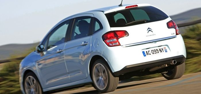 Volontairement souples, les suspensions de la C3 imposent cependant du tangage et trépident trop souvent.