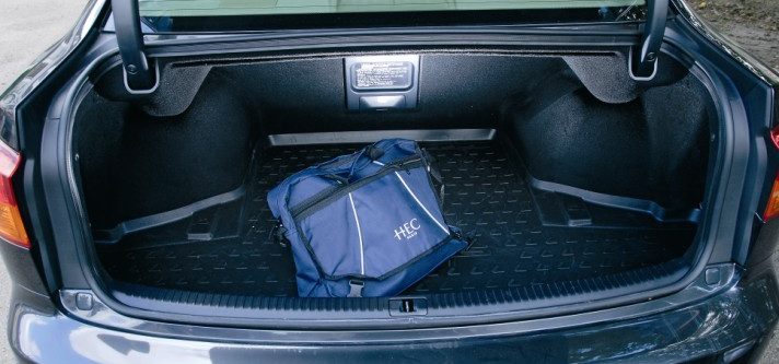 Offrant une contenance similaire à celui de la Mercedes, le coffre de la Lexus dispose cependant de formes biscornues.