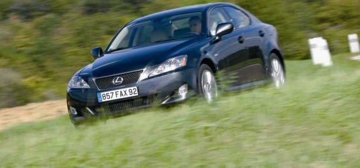 La Lexus IS est à la fois dynamique et rigoureuse, tout en ménageant un meilleur confort que la Mercedes.