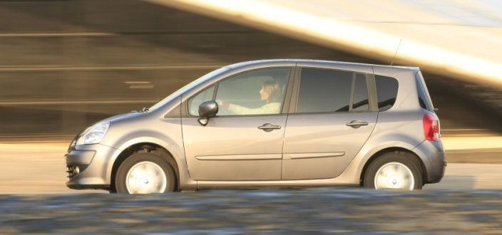 La Grand Modus se distingue de la Modus "courte" par la présence d'une troisième vitre latérale.