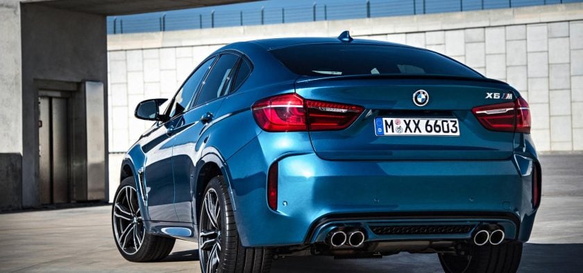 Avec une longueur de 4,91 m, le X6M dépasse le X5M de trois centimètres. Néanmoins, le volume de coffre du "SUV-coupé" est amputé de 100 dm3, soit 550 dm3 au total.