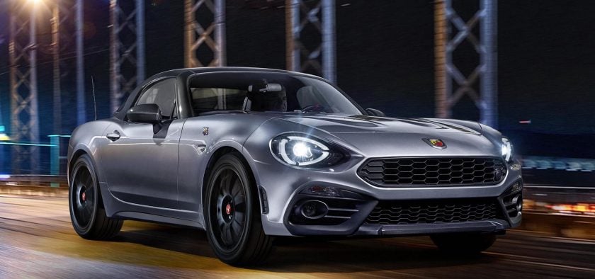 Cette Abarth 124 GT profite d'un hard-top en carbone.