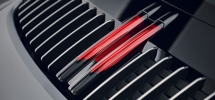 Le troisième feu stop vient maintenant scinder la grille moteur en deux.