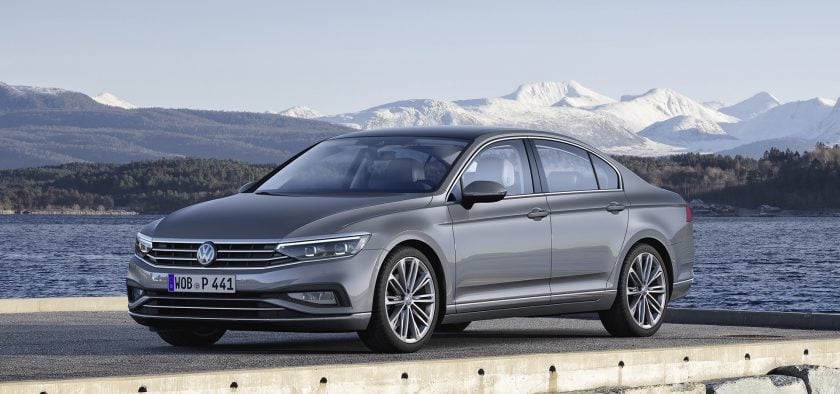 Cette Passat restylée revoit surtout l'intérieur de ses phares et ses boucliers.