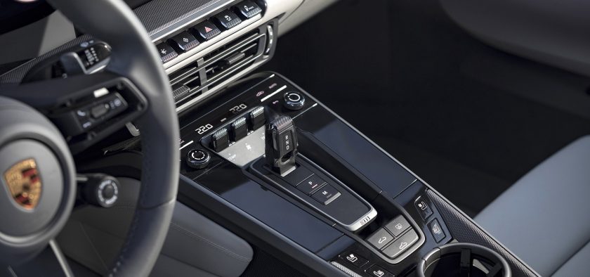Le gros sélecteur de vitesse s'est mué en joystick, alors que la console centrale a fait un gros ménage côté boutons. L'ergonomie en profite.