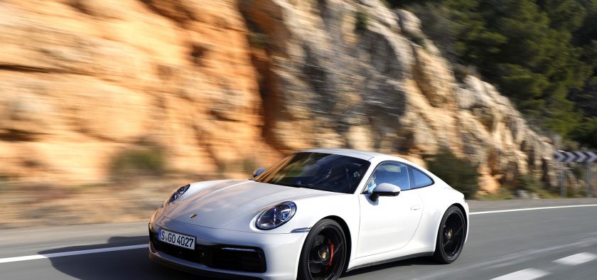 Cette 911 de huitième génération est un peu plus longue, et prend 4 cm en largeur. Elle semble donc avoir plus de carrure que la précédente.