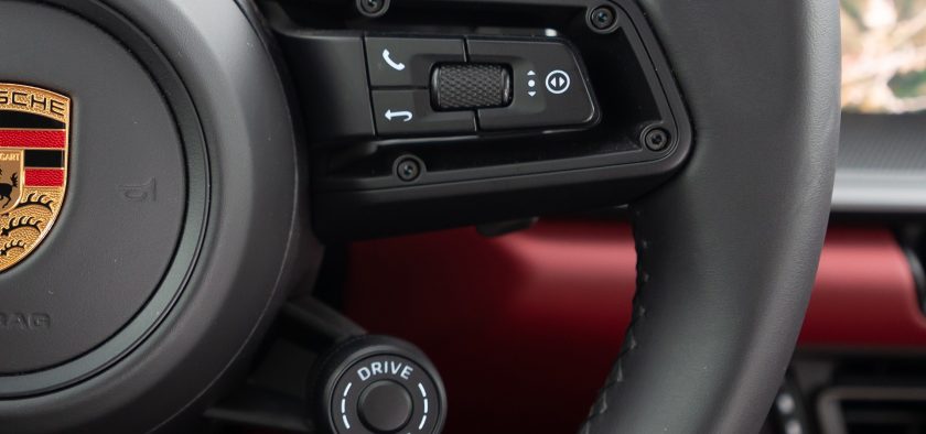 Sur la branche droite, la commande des modes de conduite, avec le bouton Sport Response.