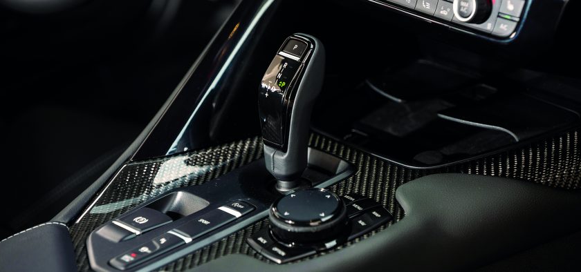 Si la ligne de la Supra n’a rien de commun avec celle du roadster BMW Z4, impossible de ne pas voir la parenté à l’intérieur, avec ces commandes de clim’ et de boîte typiquement allemandes.