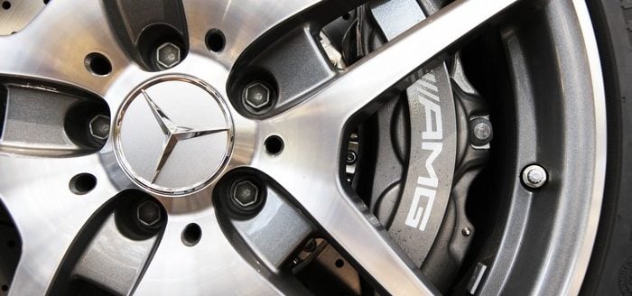 Les disques généreux à six pistons n'appellent pas la critique sur route. Reste qu'une option freins céramique est au menu en option.