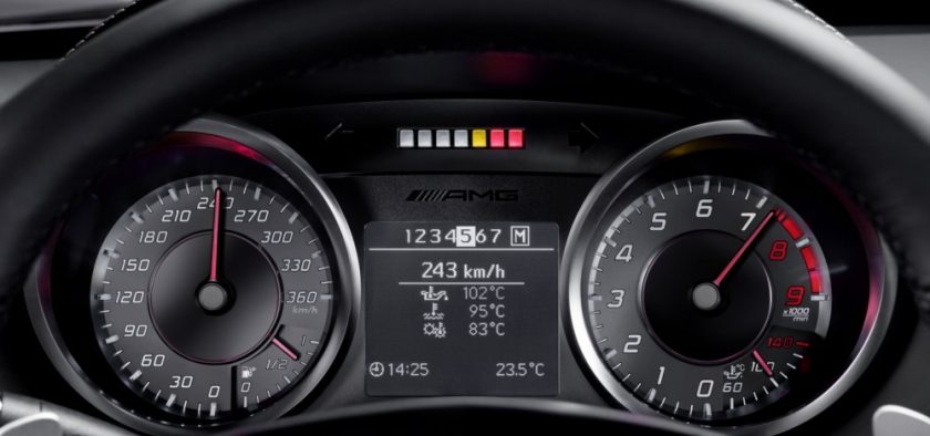 Largement de quoi pulvériser son permis à points en une seule fois: si à 7.400 tr/mn, on atteint 243 km/h en cinquième, il reste toujours deux rapports à passer. Il faut dire que le V8 atmosphérique annonce 571 ch.