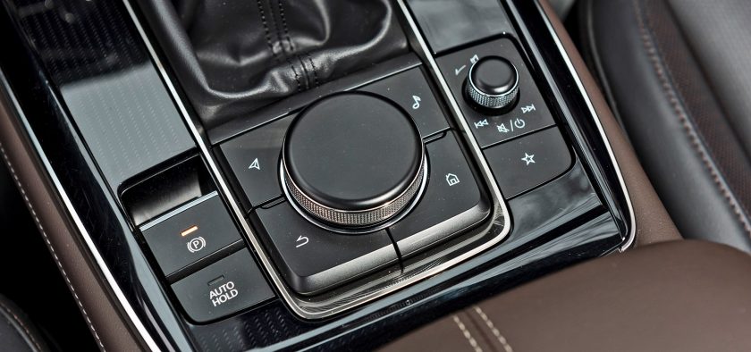 Commandes et levier de vitesses dans le Mazda CX-30 SkyActiv-X 