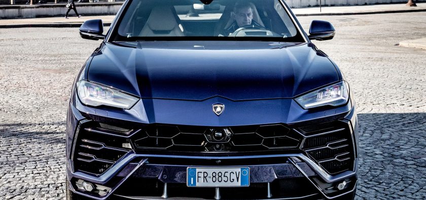 Son principal concurrent est italien : le Lamborghini Urus.