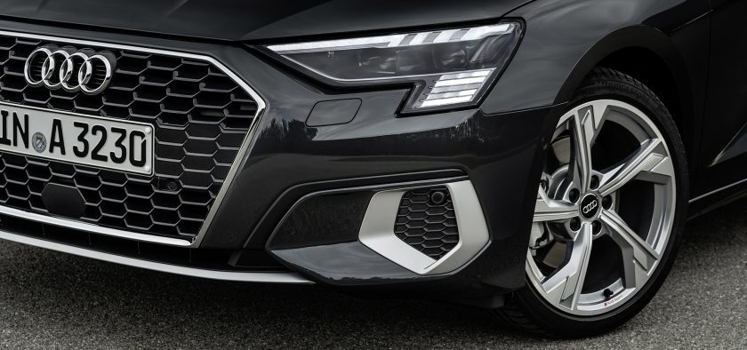 Feux avant et calandres de l'Audi A3 berline 35 TFSI mild-hybrid
