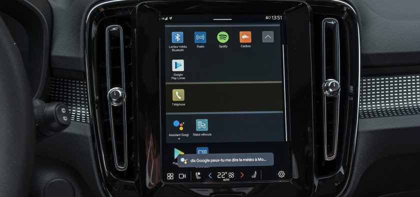Ecran de bord multimédia du Volvo XC40 électrique