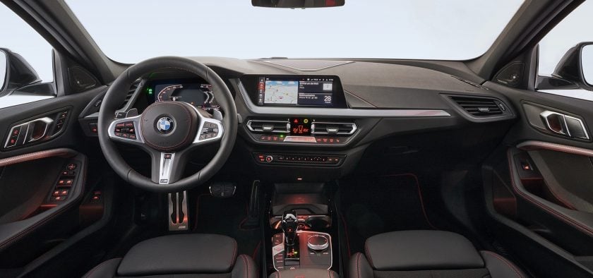 Planche de bord de la BMW 128 ti.