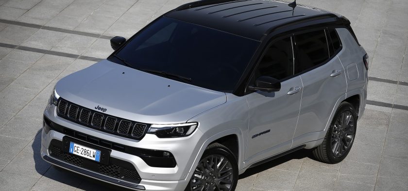 Cette version hybride rechargeable 190 ch est amplement suffisante pour mouvoir le Jeep Compass.