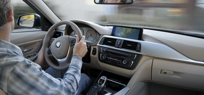 La Série 3 réinterprète la planche de bord façon BMW, sans dérouter les initiés qui retrouvent facilement leurs repères.