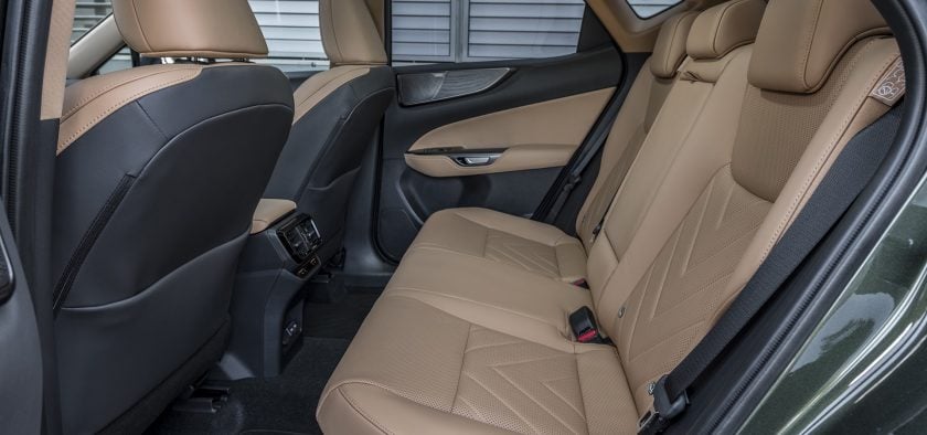 Habitacle à l'arrière du nouveau Lexus NX hybride 350h