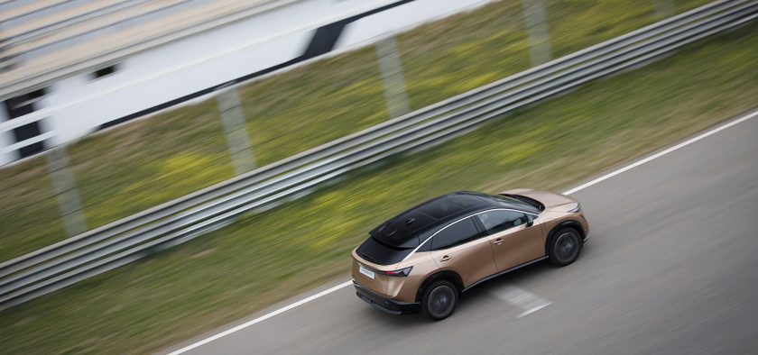 Premier contact plutôt positif avec ce Nissan Ariya, le SUV électrique s’est montré docile à la manœuvre, vivace au redémarrage, et son freinage n’a jamais été perturbant.