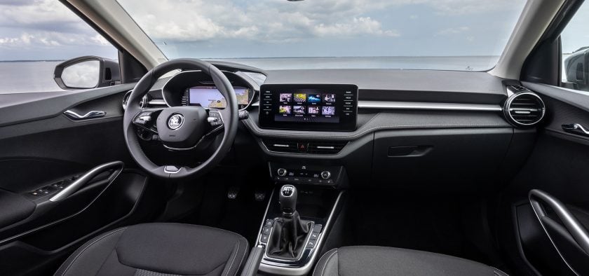 L'habitacle de la Skoda Fabia est spacieux mais la qualité de finition sur les premiers niveaux de finitions reste basique.