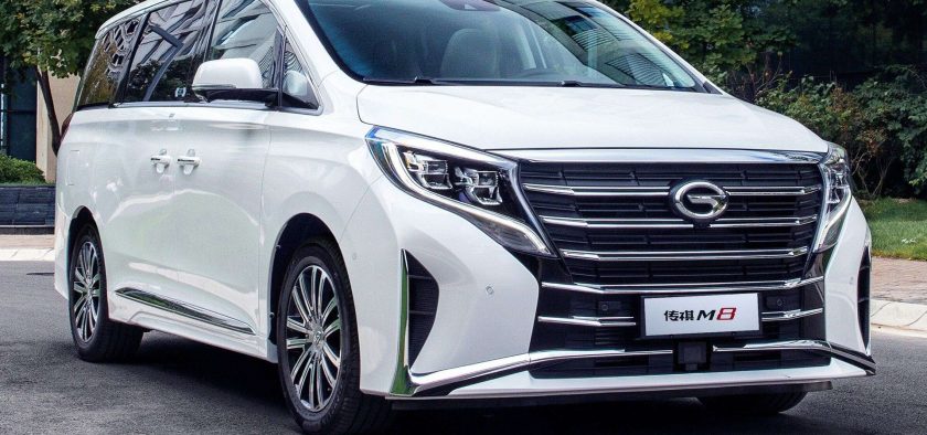 L'actuelle génération du Trumpchi M8 calquait ses phares sur les productions Mercedes-Benz mais il avait déjà une calandre en sablier de type Lexus.