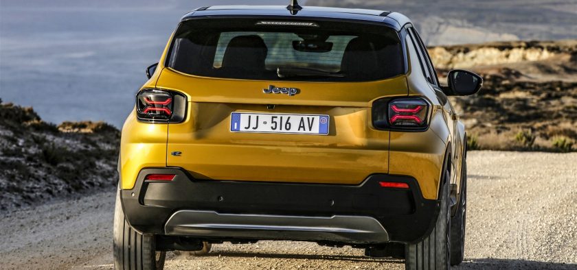 Le nouveau Jeep Avenger se montre dynamique.