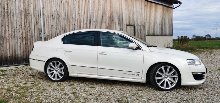 La VW Passat R36 chausse des jantes de 19 pouces.