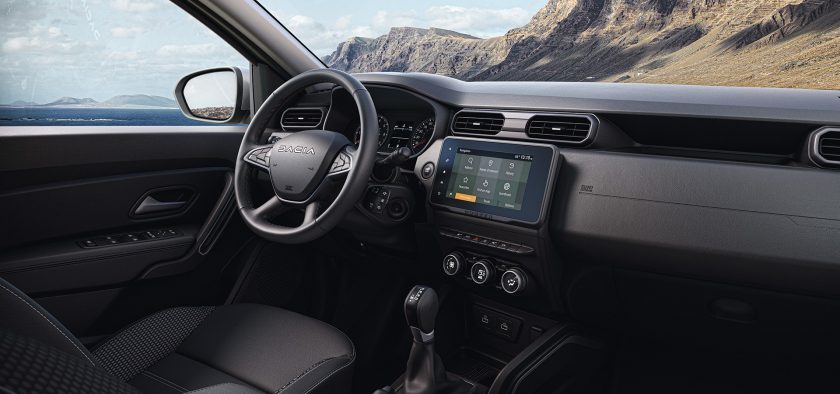 Plus simpliste que le MG, l'habitacle du Dacia Duster n'en reste pas moins correctement construit. 