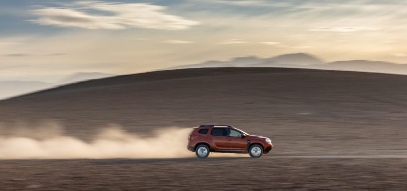 Chemins caillouteux, ornières profondes, sable, croisements de ponts, ce Dacia Duster 4x4 se sort aisément de toutes les situations.