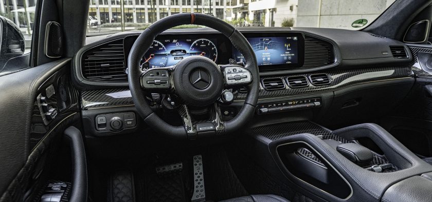 Le carbone s'invite partout dans l'habitacle du Brabus 900 Superblack.