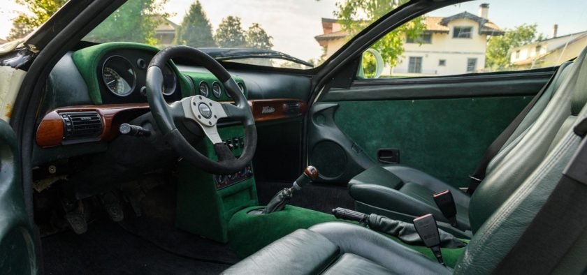 L'habitacle de l'Alfa Romeo Castagna Milano Vittoria est tendu d'alcantara vert.