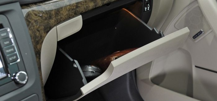 Les rangements sont assez nombreux et plutôt vastes, à l'image de la boîte à gants.